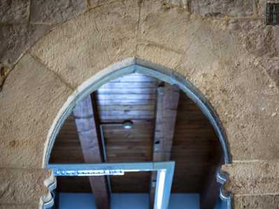 Su un lato si apre un�ampia finestra ad arco ogivale...